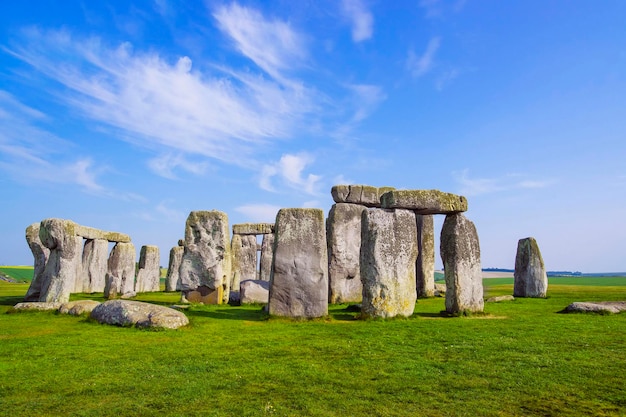 Stonehenge em Wiltshire da Inglaterra em tempo nublado. É um monumento pré-histórico 8 milhas ao norte de Salisbury, no lugar chamado Wiltshire, no sudoeste da Inglaterra. Está sob proteção da UNESCO.