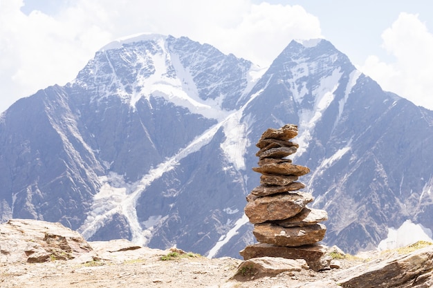 Stonehenge de pequeñas piedras en el fondo del glaciar siete en el monte donguz orun y nakra tau en elbrus, cheget.