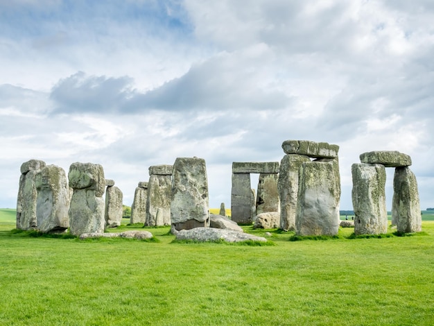 Stonehenge con turista no reconocido cerca de Salisbury Inglaterra bajo un cielo nublado