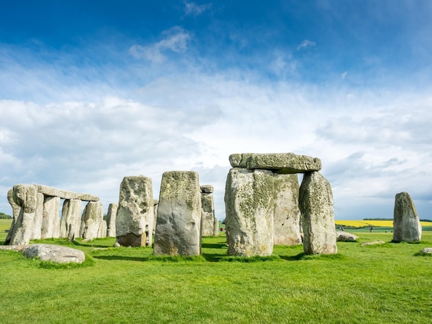 Stonehenge con turista no reconocido cerca de Salisbury Inglaterra bajo un cielo nublado