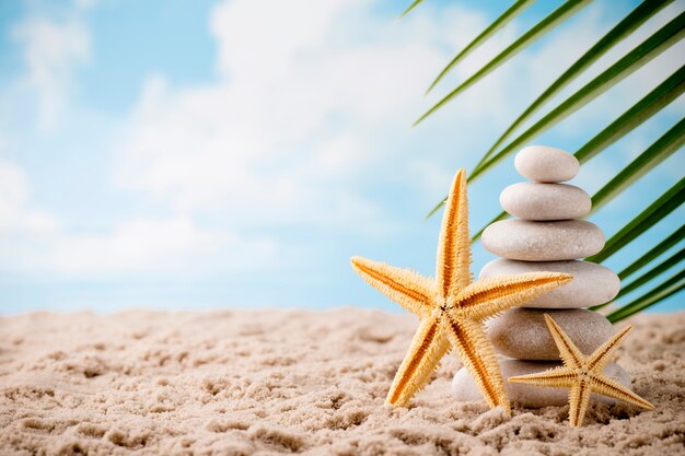 Stones Spa-Behandlungsszene am Meeresstrand, Zen-ähnliche Konzepte.