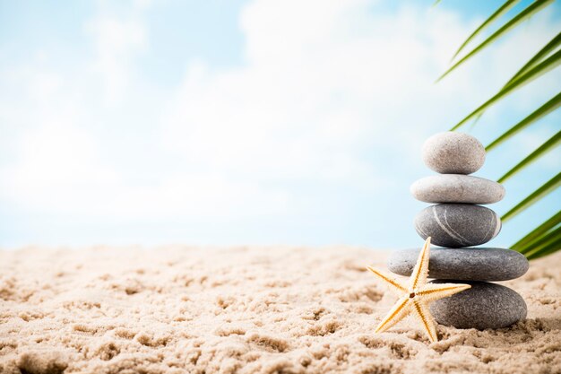 Stones Spa-Behandlungsszene am Meeresstrand, Zen-ähnliche Konzepte.