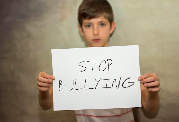 Foto stop bullying, enfoque de problemas sociales