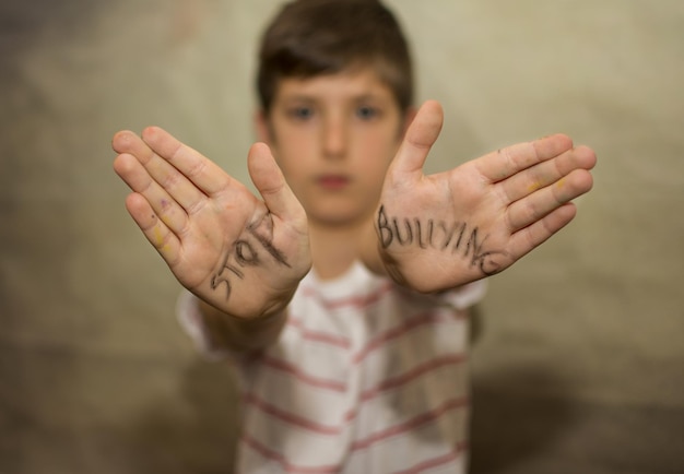 Foto stop bullying, gesto representado por el niño