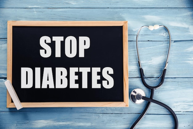 Stop-Diabetes-Text an Bord und Stethoskop auf TablexA