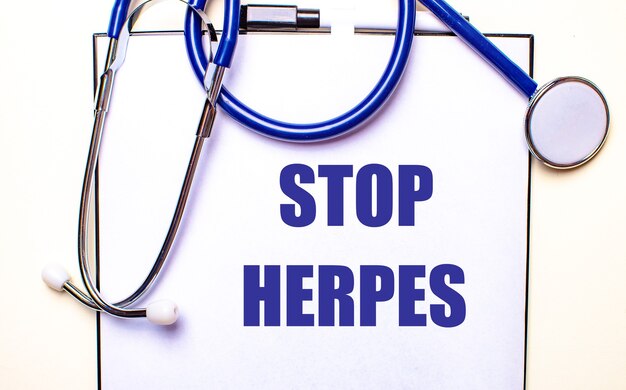 STOP HERPES está escrito em uma folha branca perto do estetoscópio.