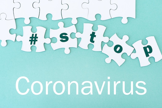 Stoppen Sie das Coronavirus, Nahaufnahme des Mockup-Puzzles auf blauem Hintergrund