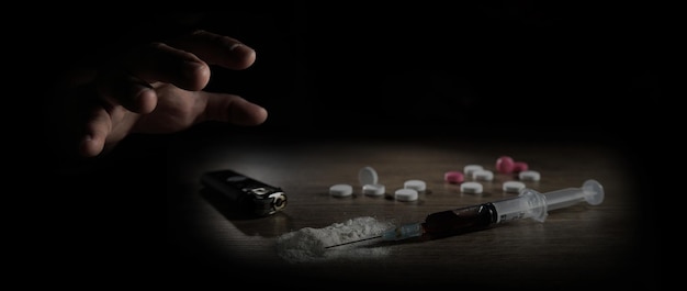 Stoppen Sie das Drogenabhängigkeitskonzept Internationaler Tag gegen Drogenspritze und gekochtes Heroin auf SpoonxA