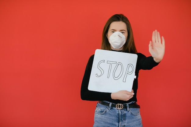 Stoppen Sie das Virus und epidemische Krankheiten Gesunde Frau in medizinischer Schutzmaske mit Gestenstopp