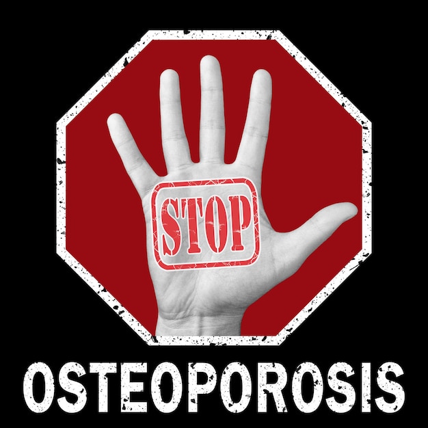 Stoppen Sie die konzeptionelle Illustration der Osteoporose. Öffnen Sie die Hand mit dem Text, um Osteoporose zu stoppen.