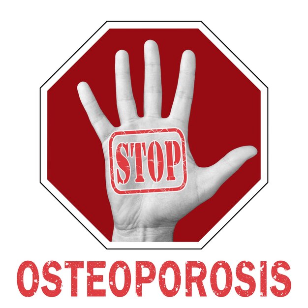 Foto stoppen sie die konzeptionelle illustration der osteoporose. öffnen sie die hand mit dem text, um osteoporose zu stoppen.