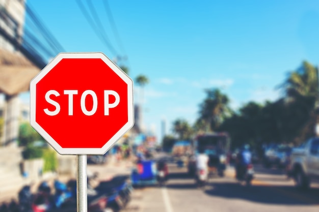 Stoppschild an der Stadtstraße