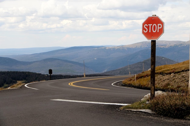 Foto stoppschild an einer landstraße