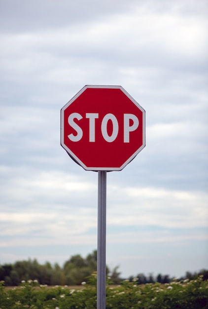 Foto stoppschild auf bewölktem himmelhintergrund, vertikale position