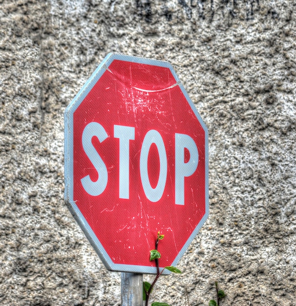 Foto stoppschild mit einer rustikalen wand im hintergrund