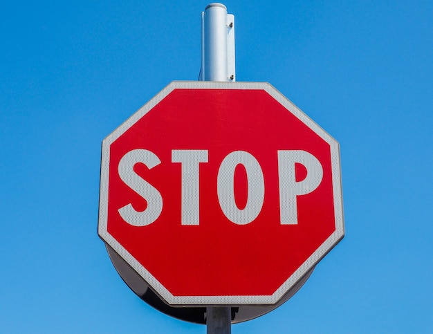 Stoppschild über blauem Himmel