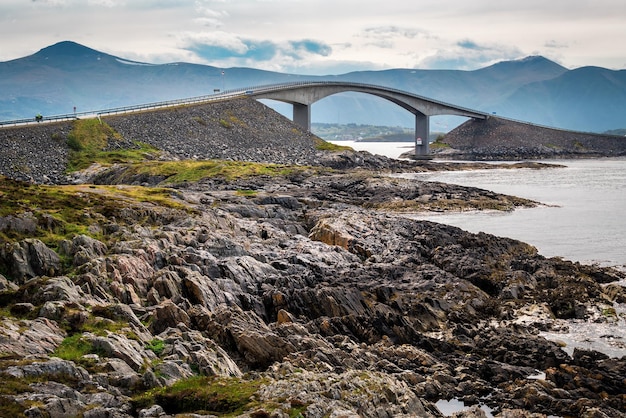 Storseisundet ponte atração da estrada atlântica. Noruega