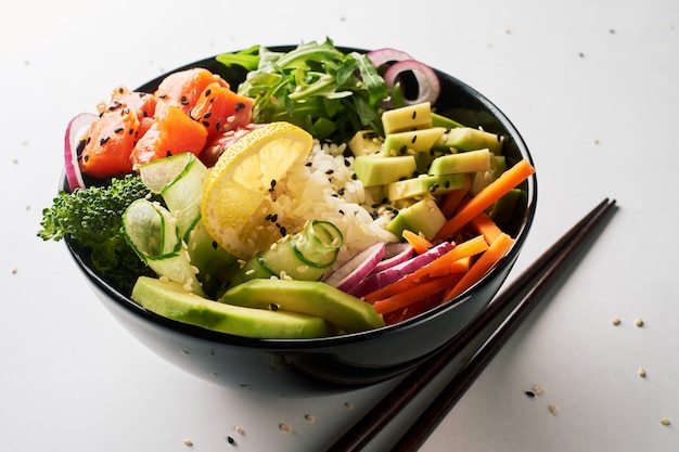 Stoßschüssel mit Lachsen, Avocado, lokalisiert über weißem Hintergrund. Draufsicht