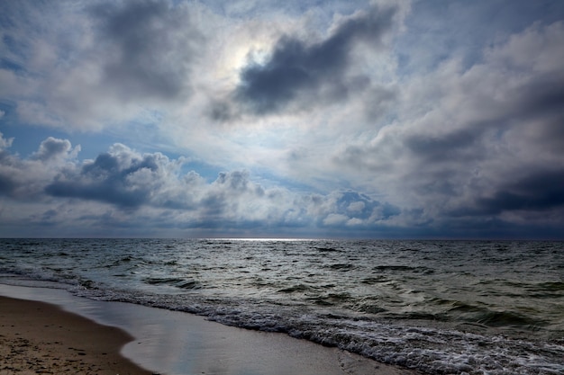 Strahlen Sie auf die Oberfläche des Ozeans von den Sonnenstrahlen durch die Wolken