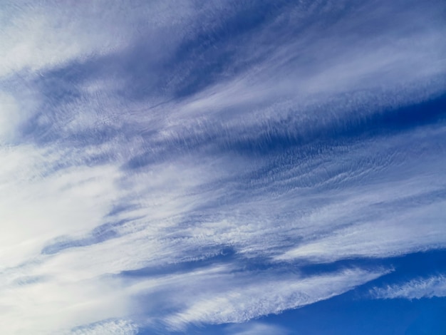 Strahlend blauer Himmel mit federleichten hellweißen Wolken