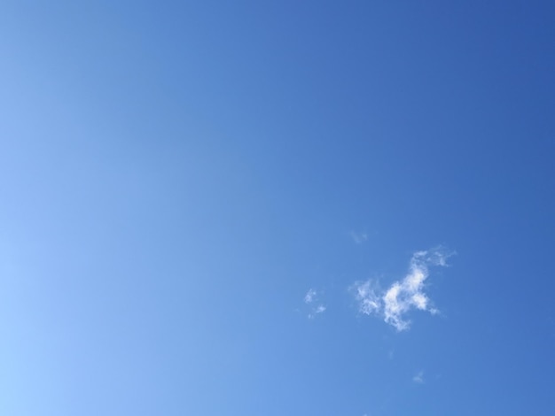 Strahlend blauer Himmel mit weißem Wolkenfoto. Klares Sommerhimmel-Hintergrunddesign für den Hintergrund