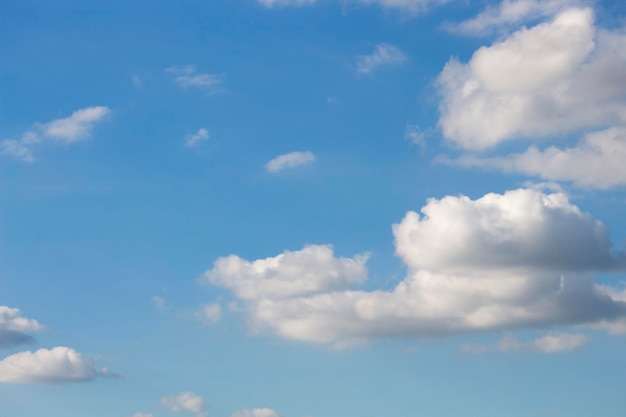 Strahlend blauer Himmel mit weißen Wolken für Hintergrund oder Tapeten. Die Schönheit der tropischen Natur für Grafikdesign