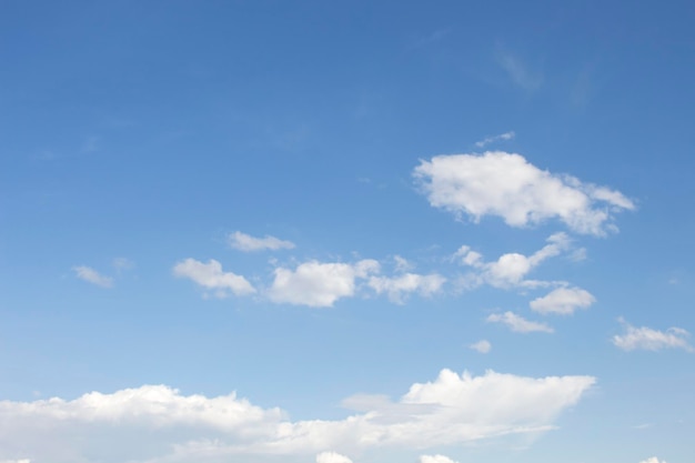 Strahlend blauer Himmel mit weißen Wolken für Hintergrund oder Tapeten