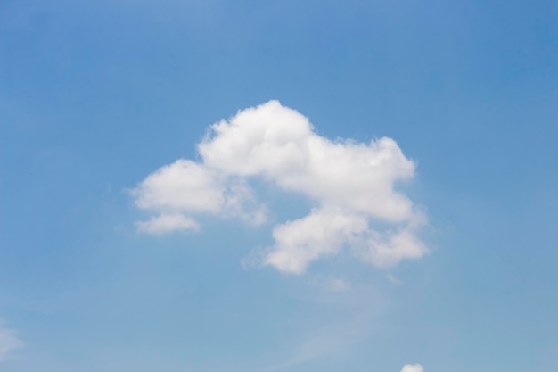 Strahlend blauer Himmel mit weißen Wolken für Hintergrund oder Tapeten