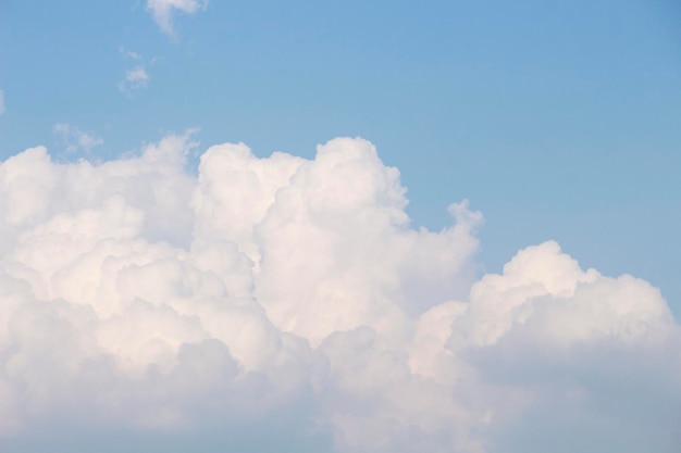 Strahlend blauer Himmel mit weißen Wolken für Hintergrund oder Tapeten