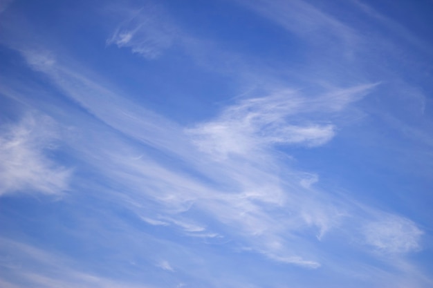 strahlend blauer Himmel mit Wolkenzeichnungen