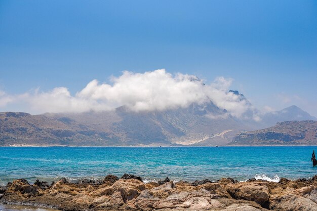 Strahlend blauer Himmel und kristallklares Meer am Strand von Balos auf Kreta Griechenland