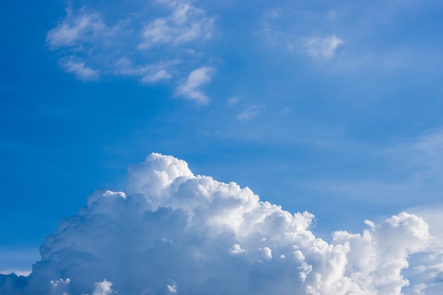 Strahlend sonniger blauer Himmel mit weißen Wolken