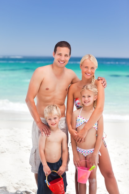 Strahlende Familie am Strand