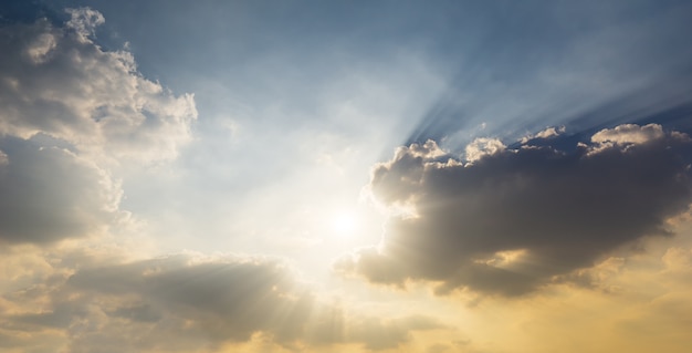 strahlende Sonne auf Himmel und Wolken