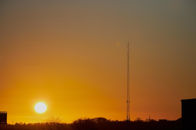 Strahlende Sonne geht in der Stadt unter