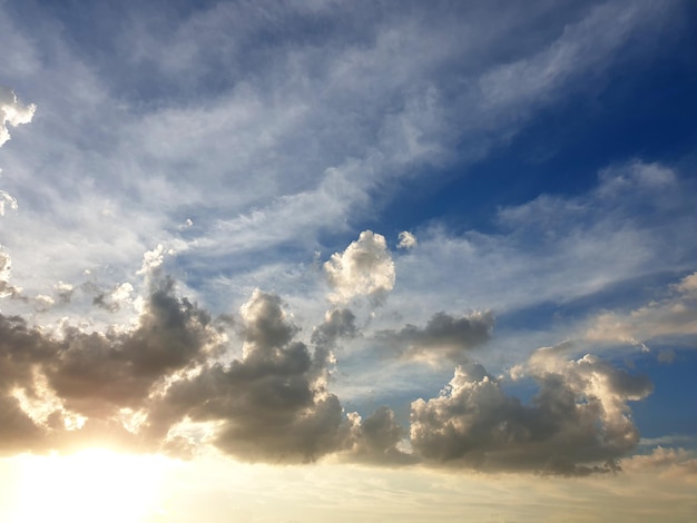 Strahlende Sonne hinter Nimbuswolken am Himmel