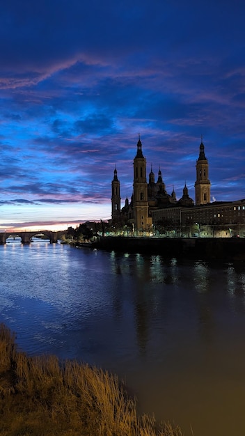 Foto strahlender sonnenaufgang vor der majestätischen basilika del pilar in zaragoza