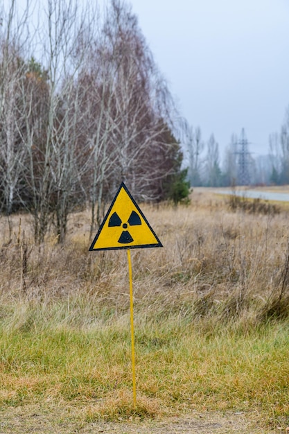 Strahlungsschild in der Sperrzone von Tschernobyl, Ukraine