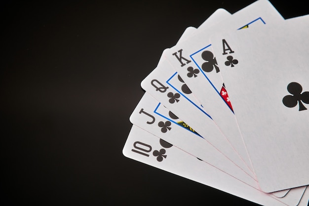 Straight Flush Spielkarten auf dunklem Hintergrund