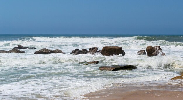 Strand am Meer Urlaubsort Felsen Meer und Wellen Reisen Sie nach Europa Portugal