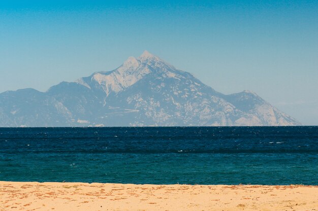 Strand am Mittelmeer an einem klaren, sonnigen Tag