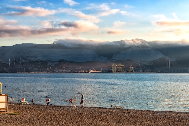 Strand am Ufer der Tsemesskaya Bay