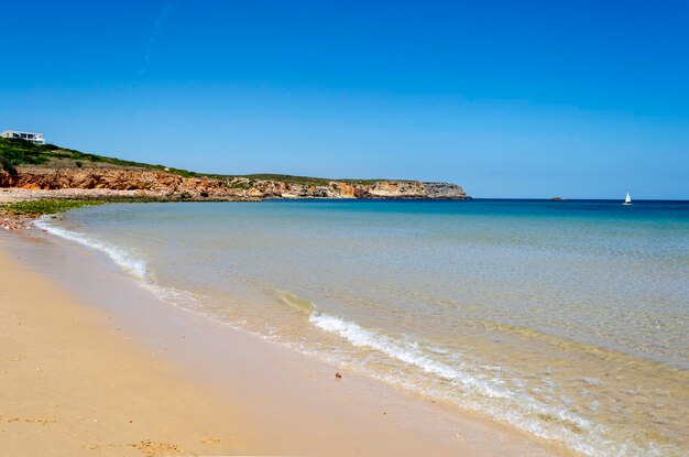 Strand an der Algarve ein sonniger Sommertag