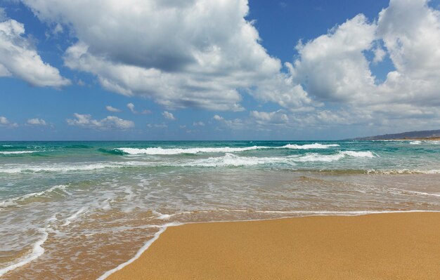 Strand auf einem Hintergrund von Wolken in Haifa