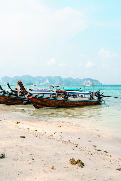 Strand auf einer tropischen Insel am Nachmittag