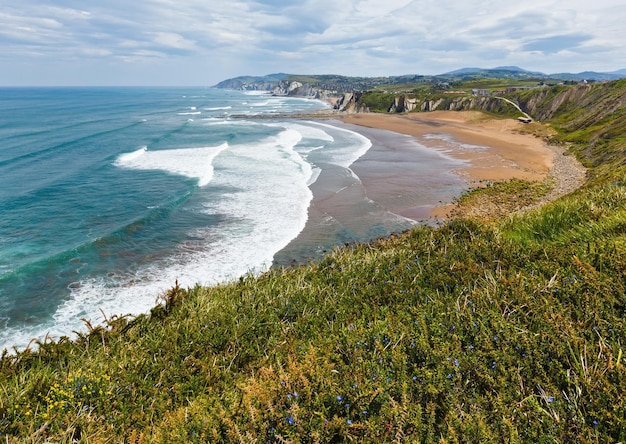 Strand Azkorri oder Gorrondatxe in der Stadt Getxo, Vizcaya, Baskenland (Spanien).