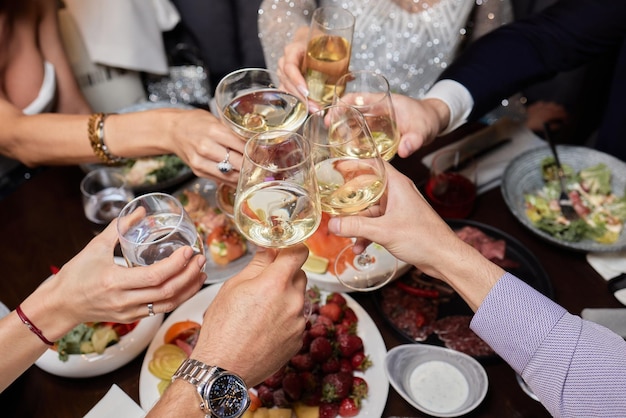 Strand-Beifall-Feier-Freundschafts-Sommer-Spaß-Abendessen-Konzept