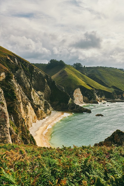 Strand Berge und Meer