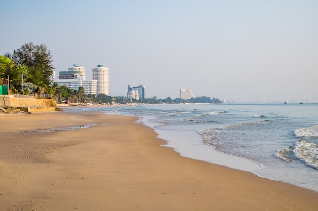 Strand brauner Sand schön natürlich am Morgen, Hua Hin, Prachuap Khiri Khan, Thailand