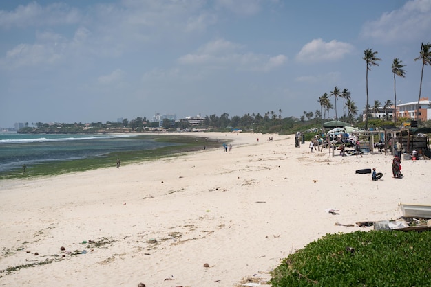 Strand der tansanischen Hauptstadt Dar Es Salaam in Afrika